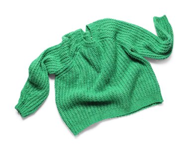 Beyaz arka planda izole edilmiş buruşuk süveter