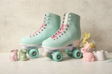 Beyaz arka planda klasik patenler ve oyuncak tavşanlar. Paskalya kutlaması