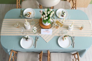 Uluslararası Kadınlar Günü kutlamaları için yemek masası, lale ve tebrik kartı.