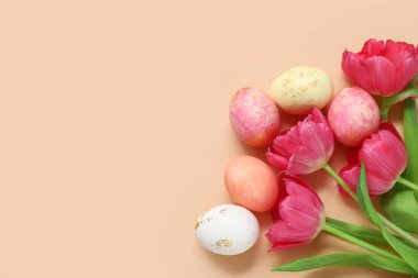 Güzel lale çiçekleri bej arka planda boyanmış Paskalya yumurtaları