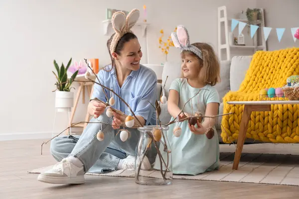 Fiatal Anya Kislánya Nyuszifül Díszítő Ágak Húsvéti Otthon — Stock Fotó