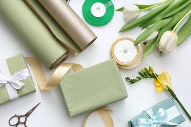 Paket kağıtlı hediye kutuları ve beyaz arka planda güzel laleler. Uluslararası Kadınlar Günü