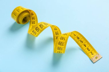 Mavi arka planda sarı ölçüm bandı