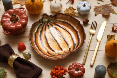 Hafif ahşap arka planda Şükran Günü kutlaması için güzel bir masa.