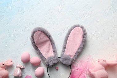 Açık mavi grunge arka planında Paskalya yumurtası olan tavşan kulaklı.