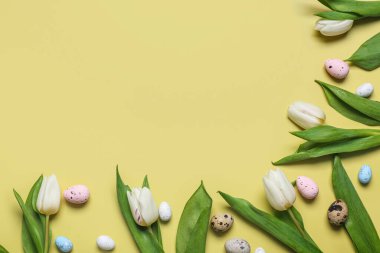 Sarı arka planda lale çiçekli Paskalya yumurtaları