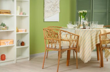 Uluslararası Kadınlar Günü kutlamaları için lale çiçekleriyle dolu masa yeşil duvarın yanındaki şık odada.