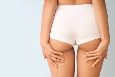 Güzel bir Afro-Amerikalı kadın vücudunda gerilme izleri var.