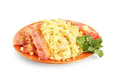 Beyaz arka planda pastırmalı lezzetli omlet tabağı.