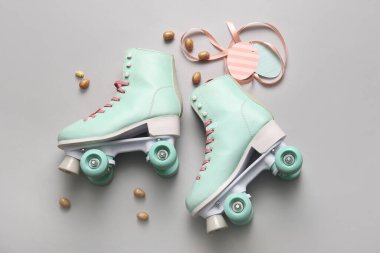 Gri arka planda klasik patenler ve Paskalya yumurtaları