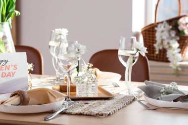 Uluslararası Kadınlar Günü kutlamaları için şık bir masa.