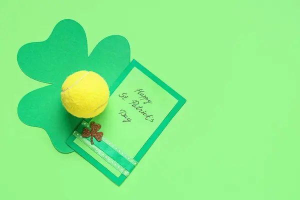Tenis Topu Tebrik Kartı Yeşil Arka Planda Yonca Aziz Patrick — Stok fotoğraf