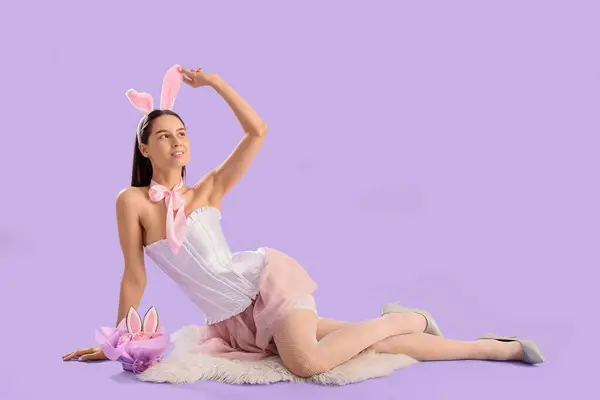 Sexy Mujer Joven Traje Conejo Con Pastel Pascua Sentado Sobre — Foto de Stock