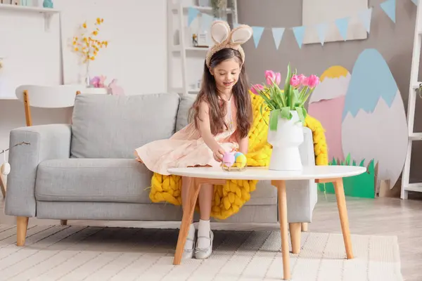 Aranyos Kislány Nyuszifül Húsvéti Tojás Otthon — Stock Fotó