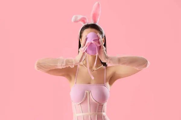 Sexy Mujer Joven Orejas Conejo Con Huevo Pascua Sobre Fondo — Foto de Stock