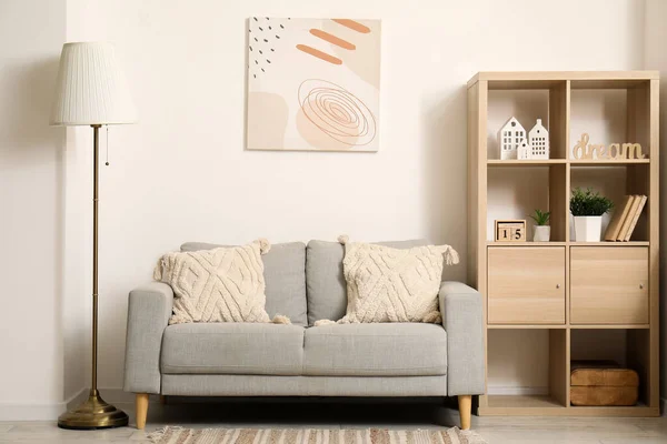 Interieur Eines Modernen Wohnzimmers Mit Gemütlichem Sofa Lampe Bild Und — Stockfoto