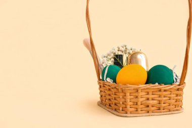 Süslü kozmetik sepetleri, sarı arka planda Paskalya yumurtaları ve çiçekler.
