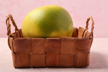 Pembe arkaplanda taze meyve sepeti.