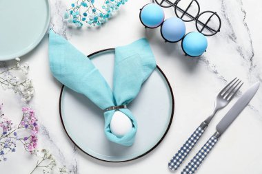 Paskalya için güzel bir masa. Beyaz grunge arka planda yumurtalar ve çiçekler.