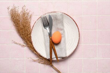 Paskalya için çok güzel bir masa. Arkaplanda yumurta ve kuru sazlıklar var.