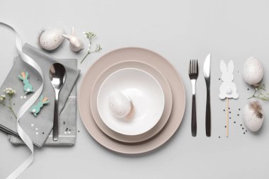 Beyaz arka planda yumurtalar ve tavşanlarla modern Paskalya sofrası