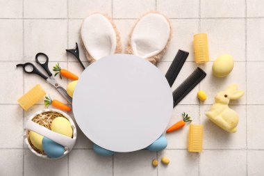Paskalya yumurtalı tavşan kulakları, kuaför aletleri ve beyaz kartonlu boş tebrik kartı.