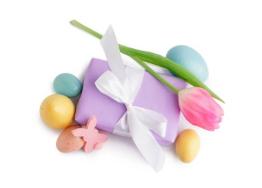 Paskalya kumaşı tavşan, yumurta, lale ve hediye beyaz arka planda