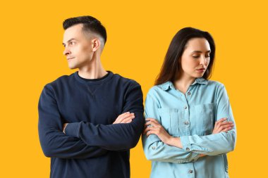 Sarı arka plandaki kavga üzerine genç çiftleri gücendirdi