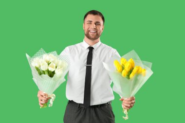 Yeşil arka planda çiçekli yakışıklı bir adam.