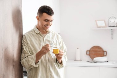 Mutfakta lezzetli yoğurtlu genç adam.