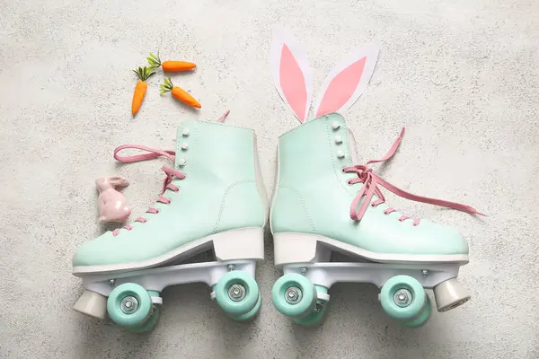 Beyaz arka planda kağıt ve havuçtan yapılmış tavşan kulaklı klasik patenler. Paskalya kutlaması