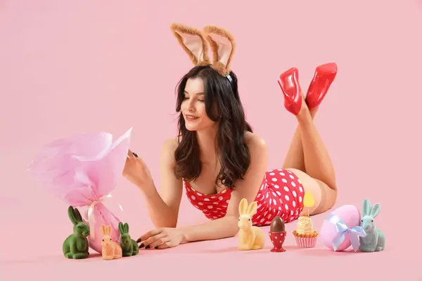 Sexy Joven Pin Mujer Orejas Conejo Con Huevos Pascua Pastel — Foto de Stock