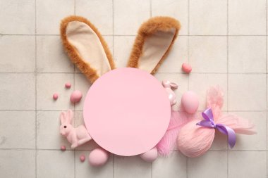 Paskalya yumurtalı tavşan kulakları ve beyaz fayanslı arka planda boş tebrik kartı