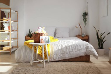 Yatak odası, yatak odası ve Paskalya sepeti.