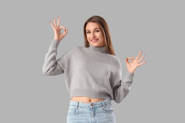 Genç bayan arka planda iyi görünüyor