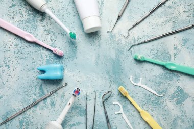 Çerçeve diş aletleri ve ağız hijyen malzemelerinden yapılmış grunge blue background. Dünya Diş Hekimi Günü