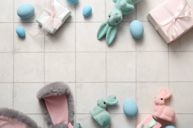 Paskalya yumurtalı tavşan kulakları ve beyaz fayanslı hediye kutuları.