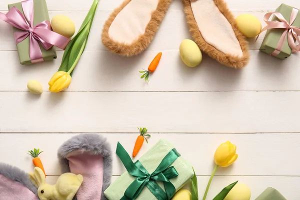 Bunny Αυτιά Πασχαλινά Αυγά Καρότα Κουτιά Δώρων Και Λουλούδια Τουλίπας — Φωτογραφία Αρχείου