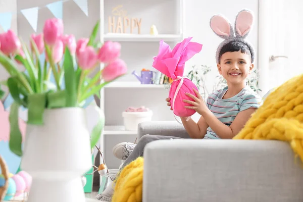 Aranyos Kisfiú Visel Nyuszifül Húsvéti Ajándék Tojás Otthon — Stock Fotó