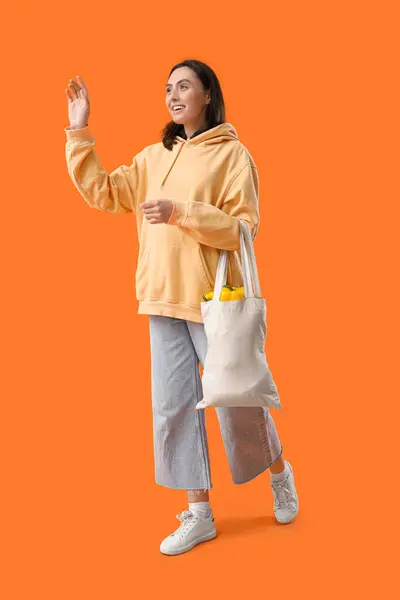 Junge Frau Mit Einkaufstasche Mit Frischem Gemüse Auf Orangefarbenem Hintergrund — Stockfoto
