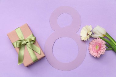 Farklı güzel çiçekleri ve mor arka planda hediye kutusu olan kağıttan yapılmış 8 figür. Uluslararası Kadınlar Günü