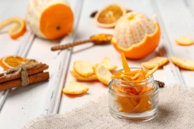 Açık arkaplanda portakallı ve baharatlı kompozisyon