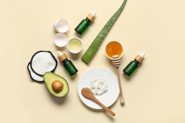 Renk arkaplan üzerinde gerekli yağ ve doğal bileşenler içeren kompozisyon