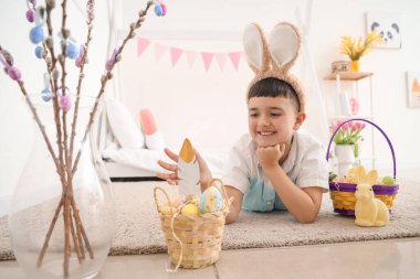 Paskalya sepetleri ve tavşanlı şirin bir çocuk.