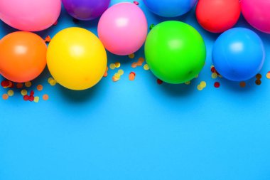 Mavi arka planda balon ve konfeti kompozisyonu