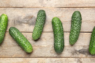 Ahşap zemin üzerinde taze salatalıklar