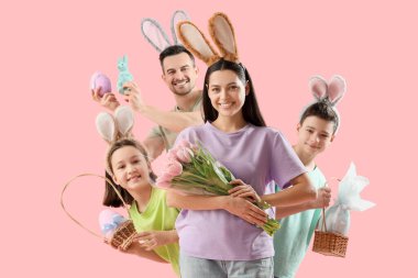 Pembe arka planda Paskalya hediyeleri olan tavşan kulaklı mutlu aile.