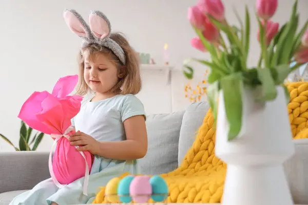 Aranyos Kislány Visel Nyuszi Húsvéti Ajándék Tojás Otthon — Stock Fotó