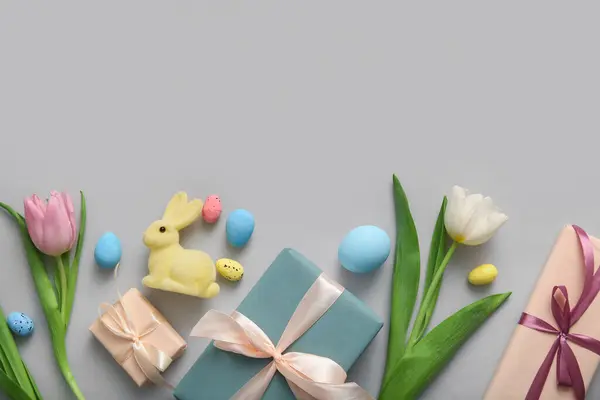 Πασχαλινά Αυγά Τουλίπες Λουλούδια Κουτιά Δώρων Και Λαγουδάκι Γκρι Φόντο — Φωτογραφία Αρχείου