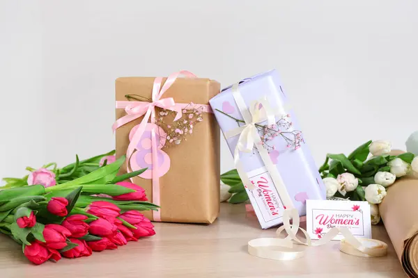 Hediye kutuları, paketleme malzemeleri ve Uluslararası Kadınlar Günü için güzel lale çiçekleri.